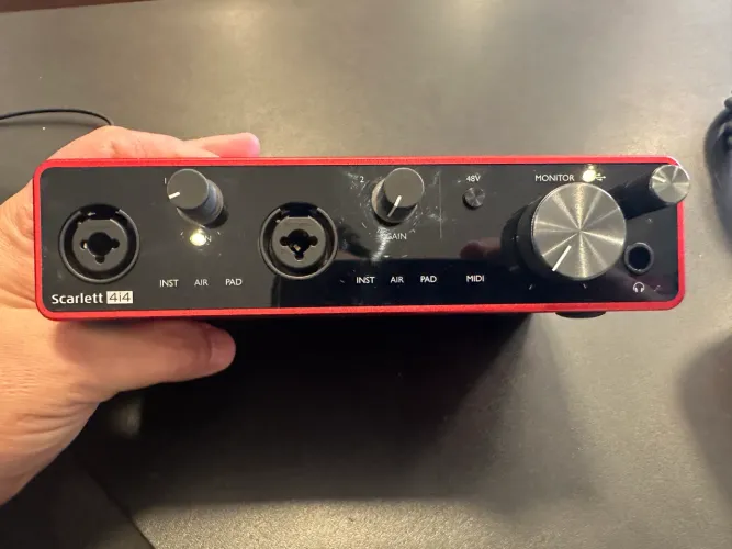 Focusrite Scarlett 4i4 semi nova