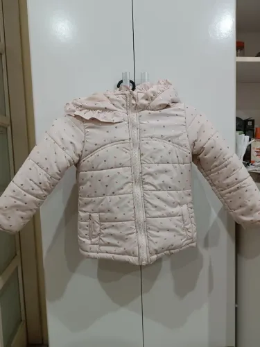 Jaqueta infantil rosa com estampa de corações