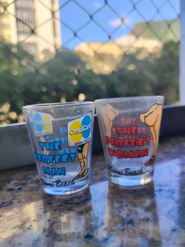 conjunto de dois copinhos shot divertidos sourvinier de miami beach