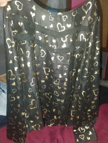 5 roupas , tamanhos p e m , tudo por 100, a saia é de grife , tamanho p