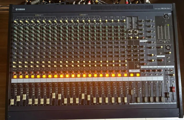 Mesa de Som Yamaha MG24/14fx Analógica Bivolt 24 Canais 
