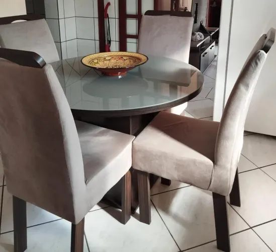 Mesa redonda laqueada com quatro cadeiras