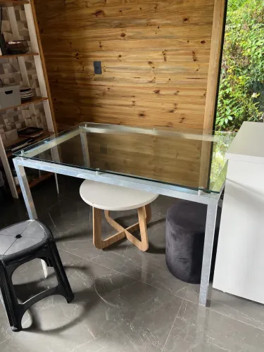 Mesa de vidro com pé de aluminio