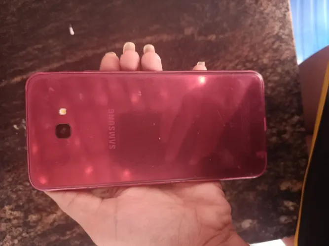 Celular J4+