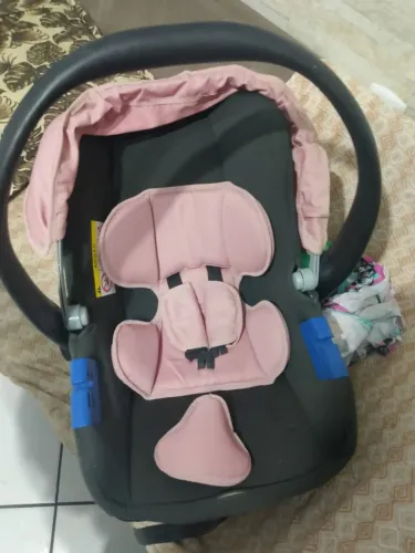 Bebê conforto Unno Tutti com redutor dupla face e alça anatômica. De 0 a 13kg.