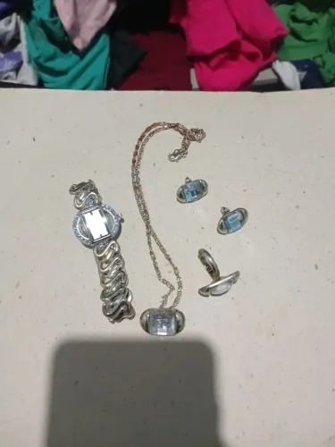 Conjunto de relógio corrente brinco e anel.