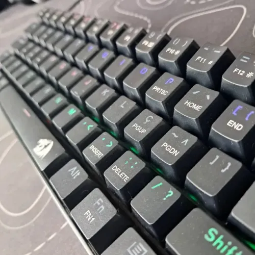 Teclado mecanico seminovo funcionando perfeitamente com 18 rgbs diferentes
