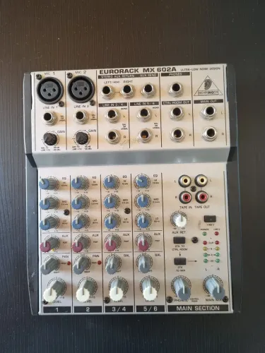 Mesa de Som Behringer Eurorack MX 602A.