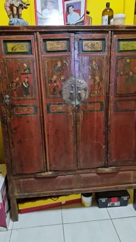 Estante rústica chinesa com gravuras