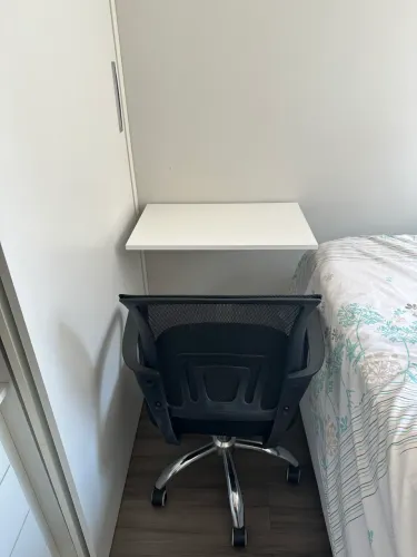 Mesa e cadeira para computador