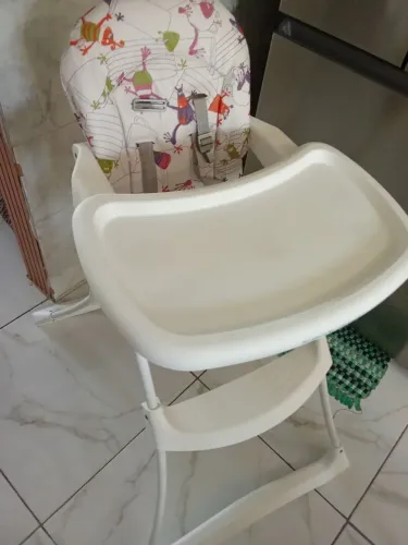 Cadeirinha semi nova.