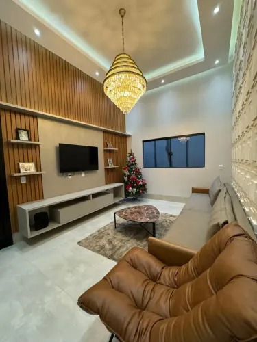 Casa moderna à venda em Rio Verde com 6 banheiros, 3 suítes, churrasqueira e hidromassagem