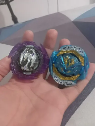 Dois Beyblade Burts dB da Takara tomy
