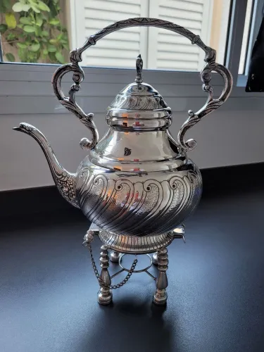 Grande e lindo samovar de metal prateado.
