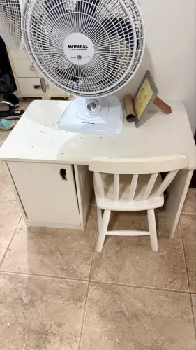 Mesa de estudos infantil + cadeira