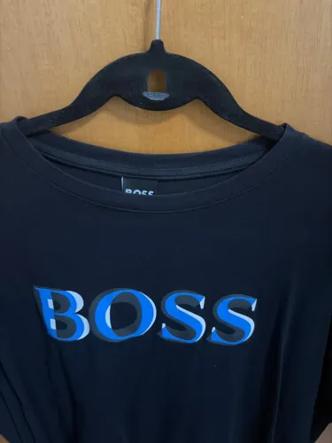Camiseta Boss, em boas condições, serve tamanho G