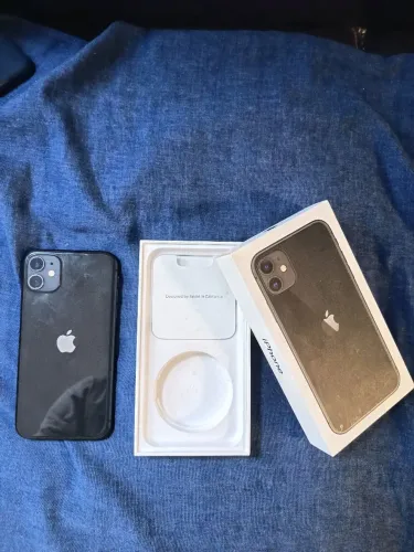 iPhone 11 detalhe na tela e câmera traseira vibrando