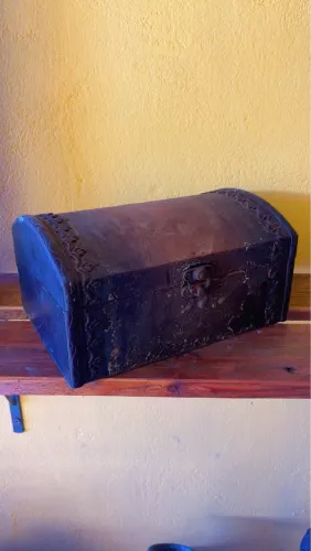 Lindo baú antigo em madeira e bronze