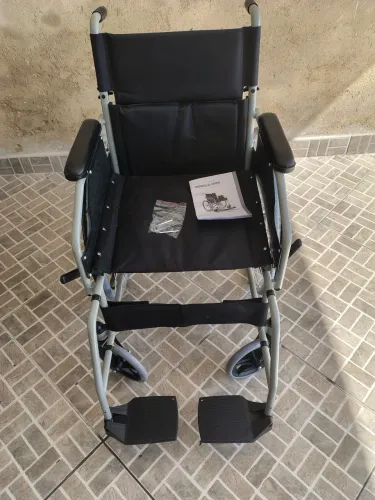 Cadeira de rodas semiNova passa cartão 