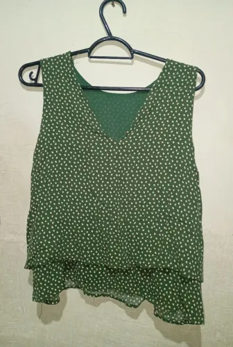 Blusa verde com bolinhas
