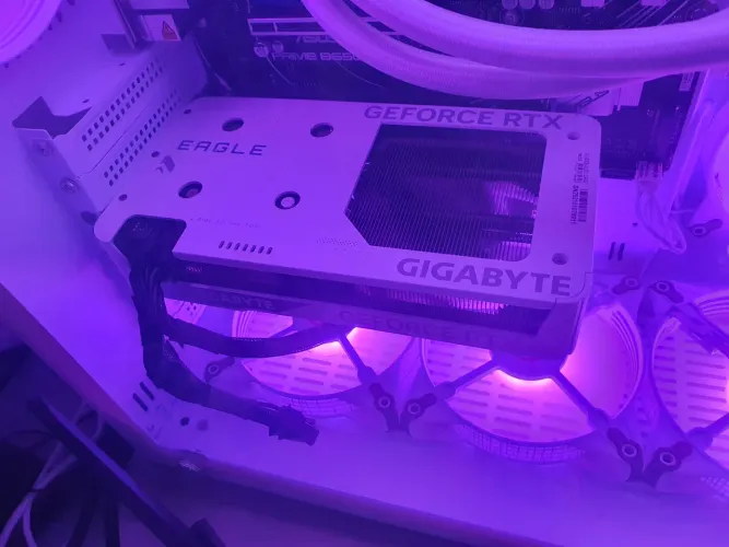 Placa de Vídeo 5060 wnhite 1 ano de uso , muito nova