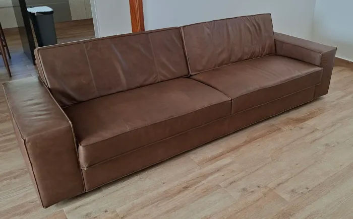 Sofá em couro legítimo