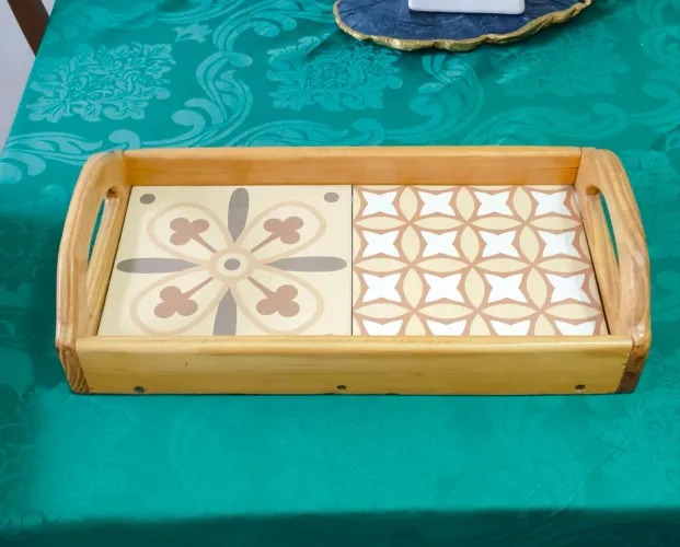 Bandeja Artesanal de Madeira e Azulejo Decorativo