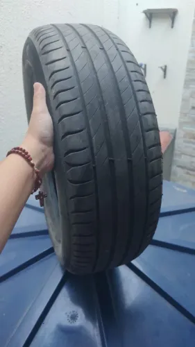 Vendo Pneu Michelin Premacy 4 - 185/60/15 semi-novo 