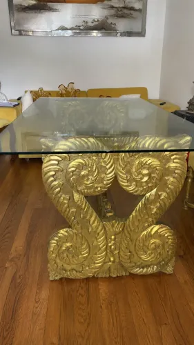 Mesa de Jantar com Base em Madeira Maciça Entalhada à mão e Tampo de Vidro Grosso