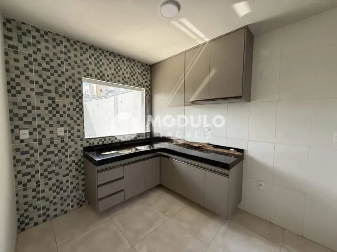 Sobrado disponível para locação no bairro Novo Mundo.