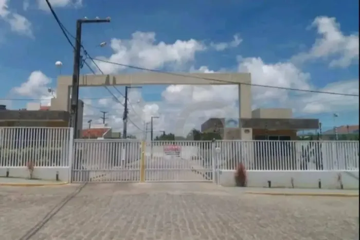 Casa no Condomínio Residencial Sinai I com 2/4, Quintal e Garagem