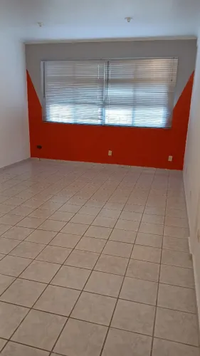 Sala comercial 28 m2 - Centro de São Vicente em frente ao Camelódromo - Pça. do Correio