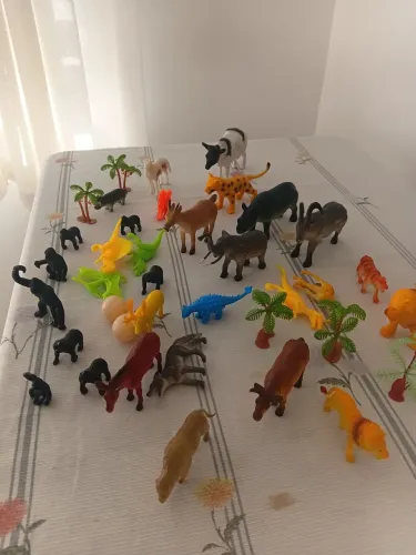 Fazendinha + dinossauros + família de macaco, árvores e ovos