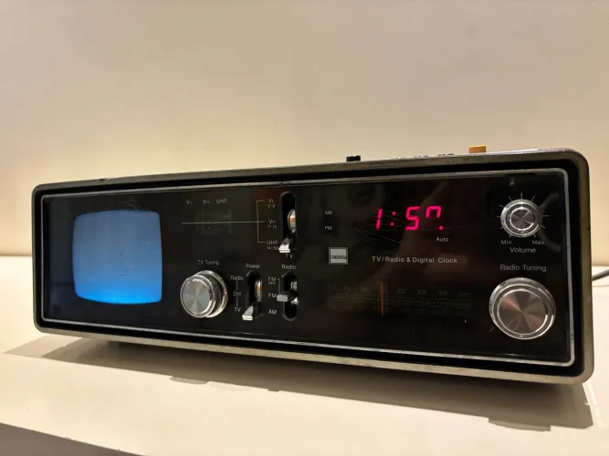 TV rádio Relógio Sharp 1978 raríssima 