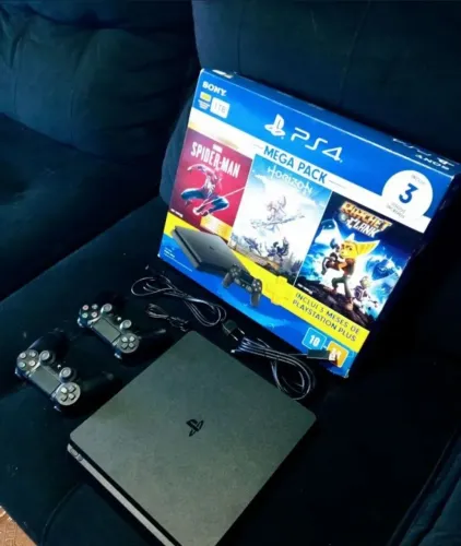 PS4 SLIM 1TB SEMI NOVO+2 CONTROLES