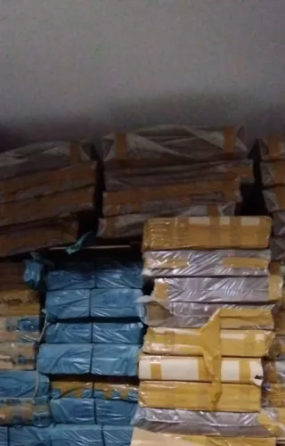 Caixa de papelão com tampa pardo