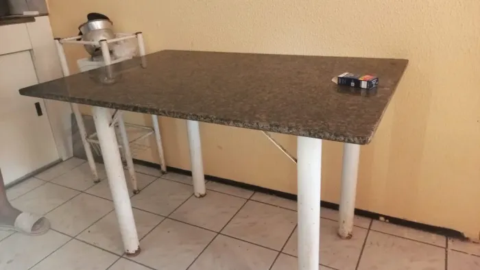 Mesa de granito com base de ferro 