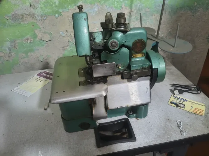 Máquina overloque semi industrial Gensy com mesa