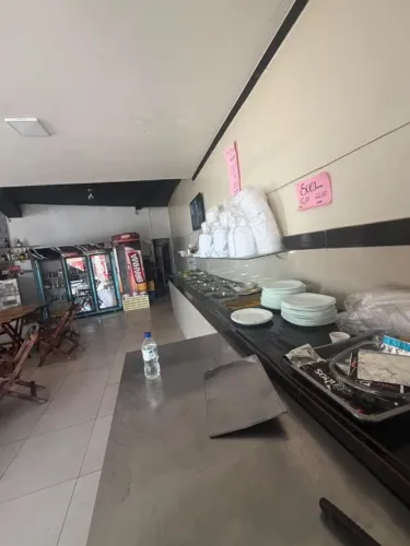 Vende se itens de restaurante com opção de aluguel