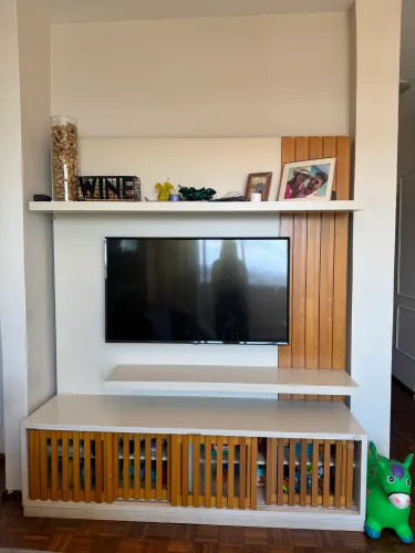 Painel de TV com rack em madeira