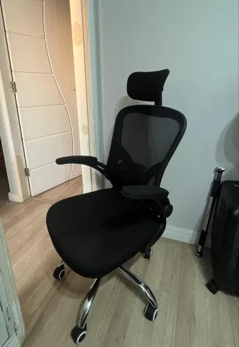 Vendo Cadeira de escritório ergométrica giratória com ajuste de lombar