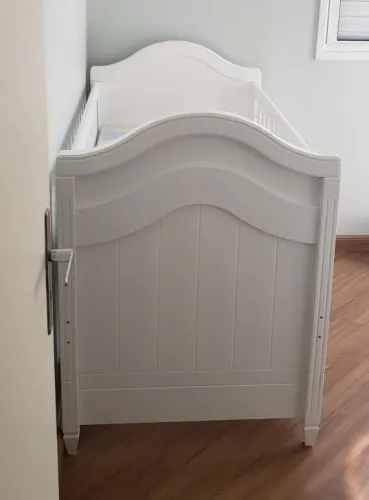 Berço branco Puppi Paris madeira, vira minicama, com colchão 