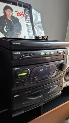? SOM PHILIPS AS 665C COM TOCA-DISCOS, CD E CASSETE - R$ 280