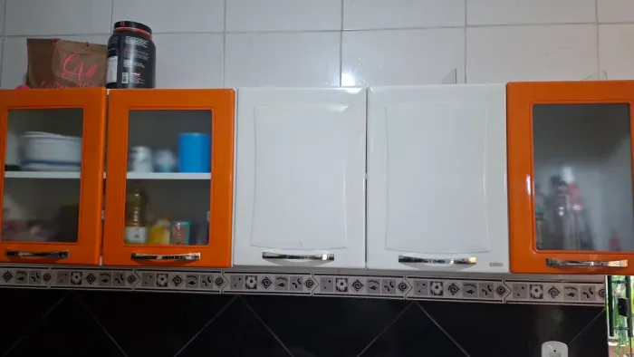 Vendo armários de cozinha em alumínio. Dois módulos em 5 portas. Algumas avarias.