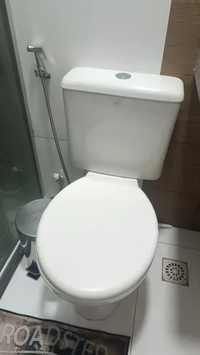Conjunto de 3 Vasos sanitário com bancadas com lavatório