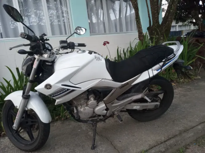 Vendo fazer 250 branca 53 km.