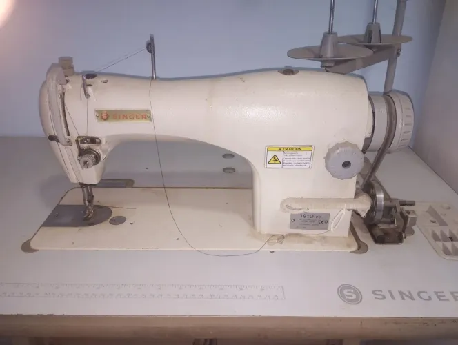 Máquinas de costurade  Singer industrial reta duas, Galoneira uma, overclock duas.