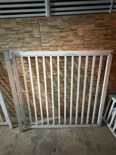 Portão alumínio e lixeira 