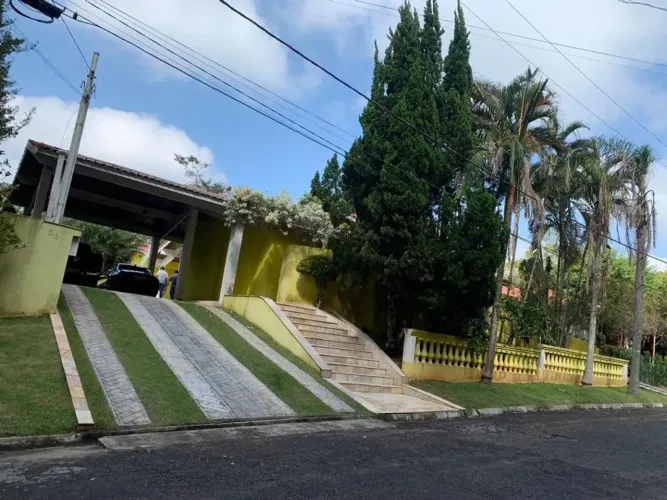 Casa de condomínio para venda tem 378 metros quadrados com 3 quartos