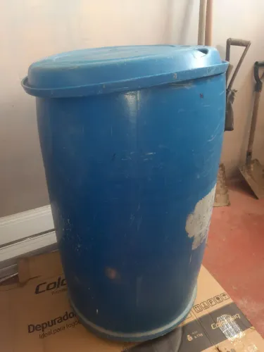 Vendo Galão com Tampa